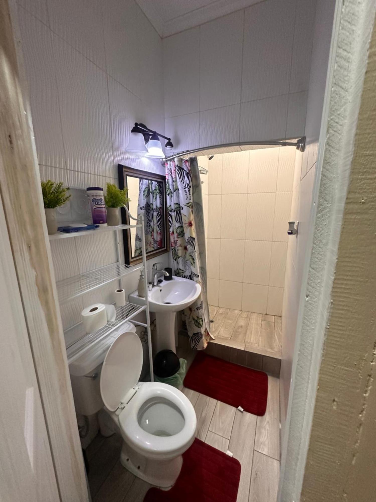 Hollywood Guesthouse Джорджтаун Екстериор снимка