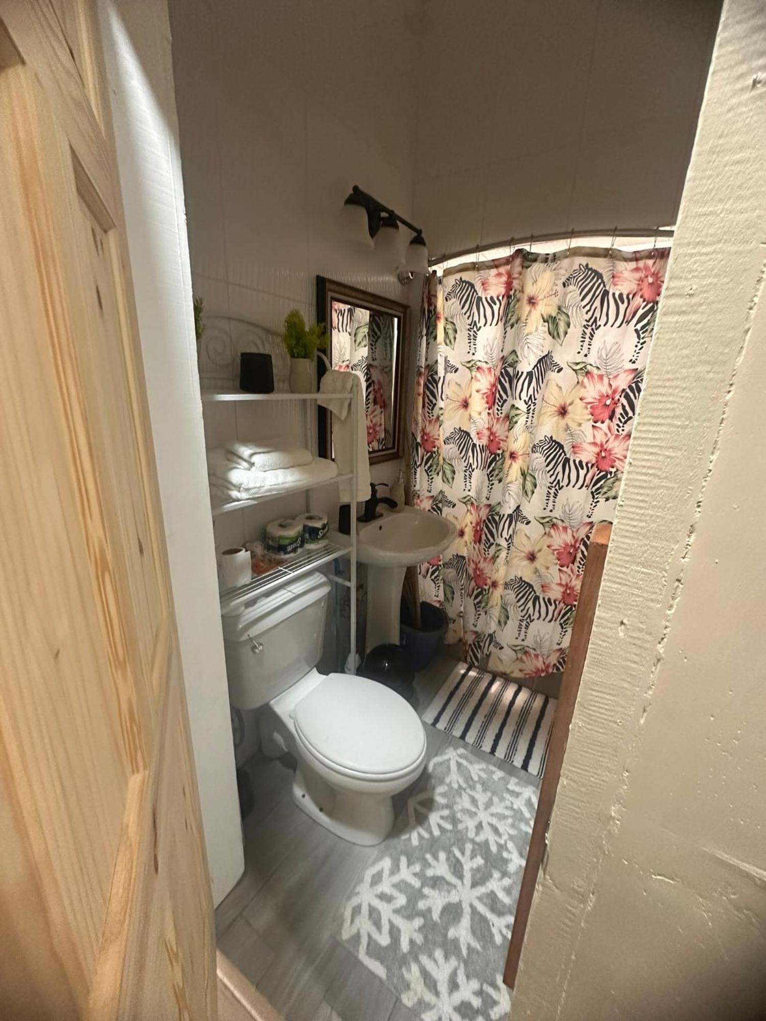 Hollywood Guesthouse Джорджтаун Екстериор снимка