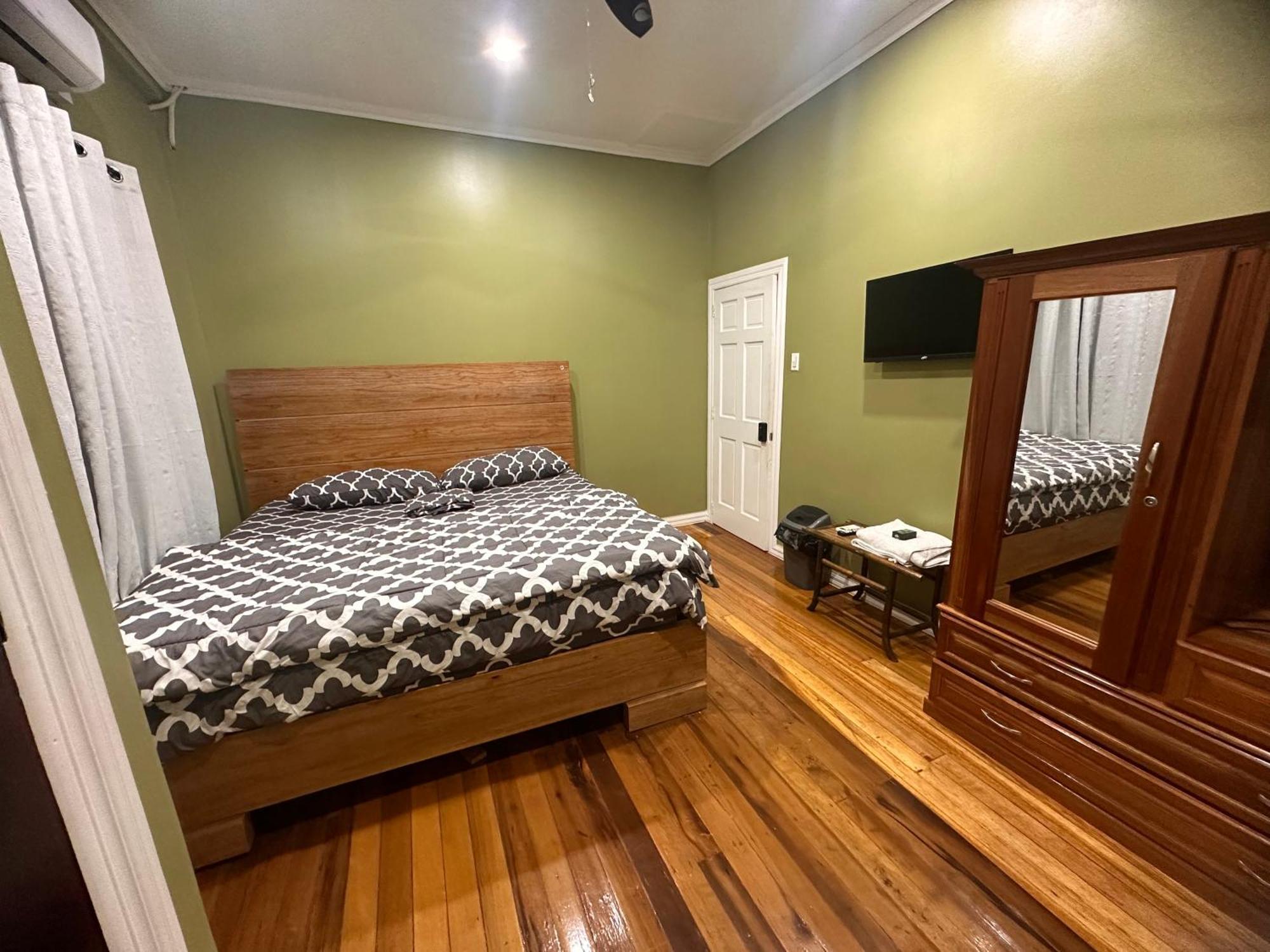 Hollywood Guesthouse Джорджтаун Екстериор снимка