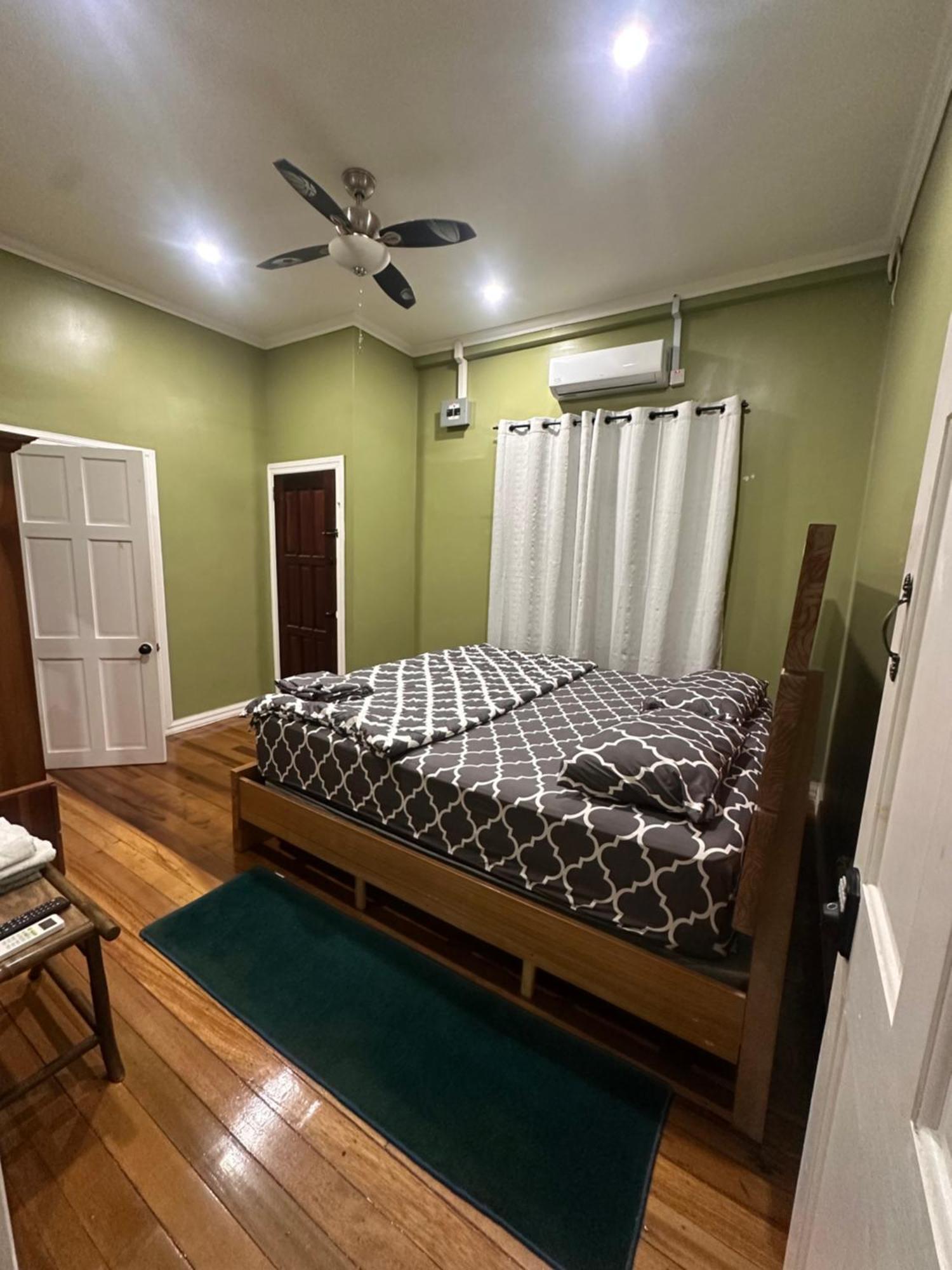 Hollywood Guesthouse Джорджтаун Екстериор снимка
